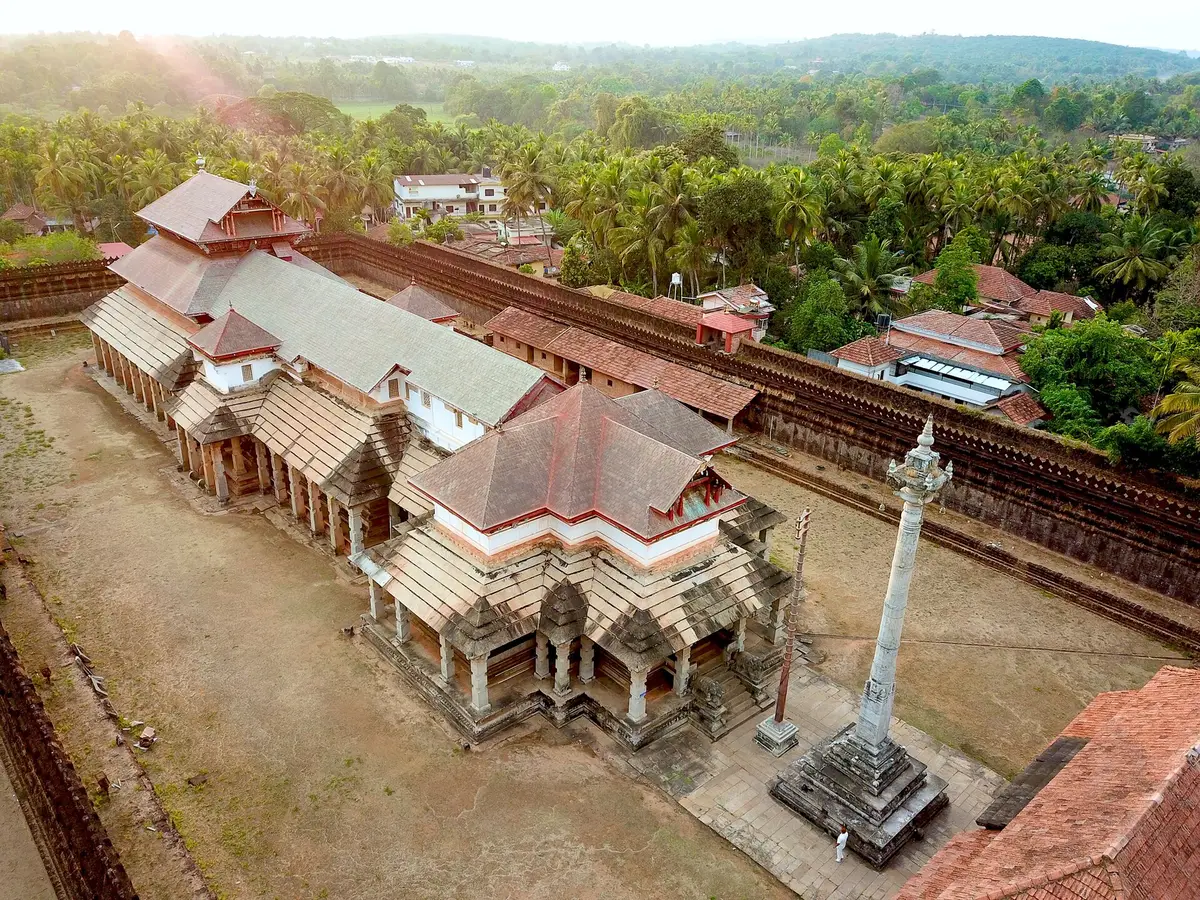 Saavira Kambada Basadi